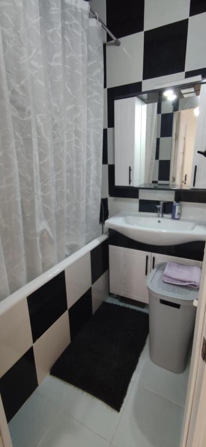 One Room With A Shared Bathroom キシナウ エクステリア 写真